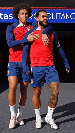 Witsel (34 años), con Memphis (29) antes de un entrenamiento.  ATLÉTICO DE MADRID