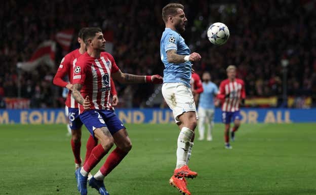 Giménez cubre a Immobile en una jugada del encuentro. AFP