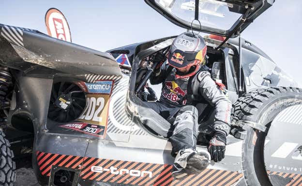 Stéphane Peterhansel se baja del Audi RS Q e-tron durante el Rally Dakar 2024.  Audi Sport