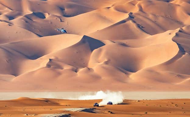 Carlos Sainz y Sébastien Loeb, en una etapa del Rally Dakar 2024.  Audi Sport
