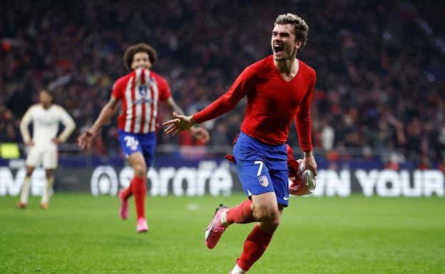 El francés Griezmann celebró el tercer gol de su equipo quitándose la camiseta.  EFE