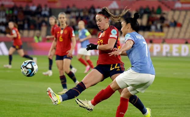 Athenea y Karchaoui durante el partido.  REUTERS