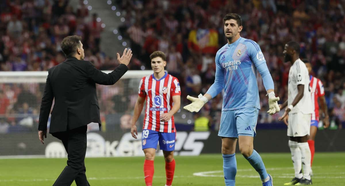 El entrenador del Atlético de Madrid «felicita» a Courtois tras el lanzamiento de objetos en el Metropolitano. /EFE