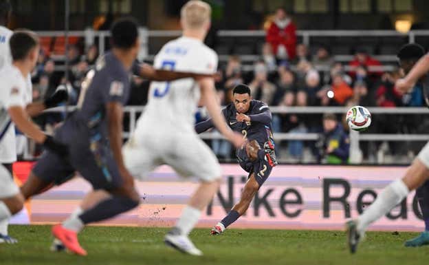 El futbolista del Liverpool jugó como lateral izquierdo contra Finlandia. AFP