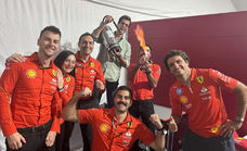 Un accidente convierte en costumbre el gesto de Carlos Sainz con un extintor para celebrar sus podios en Fórmula 1