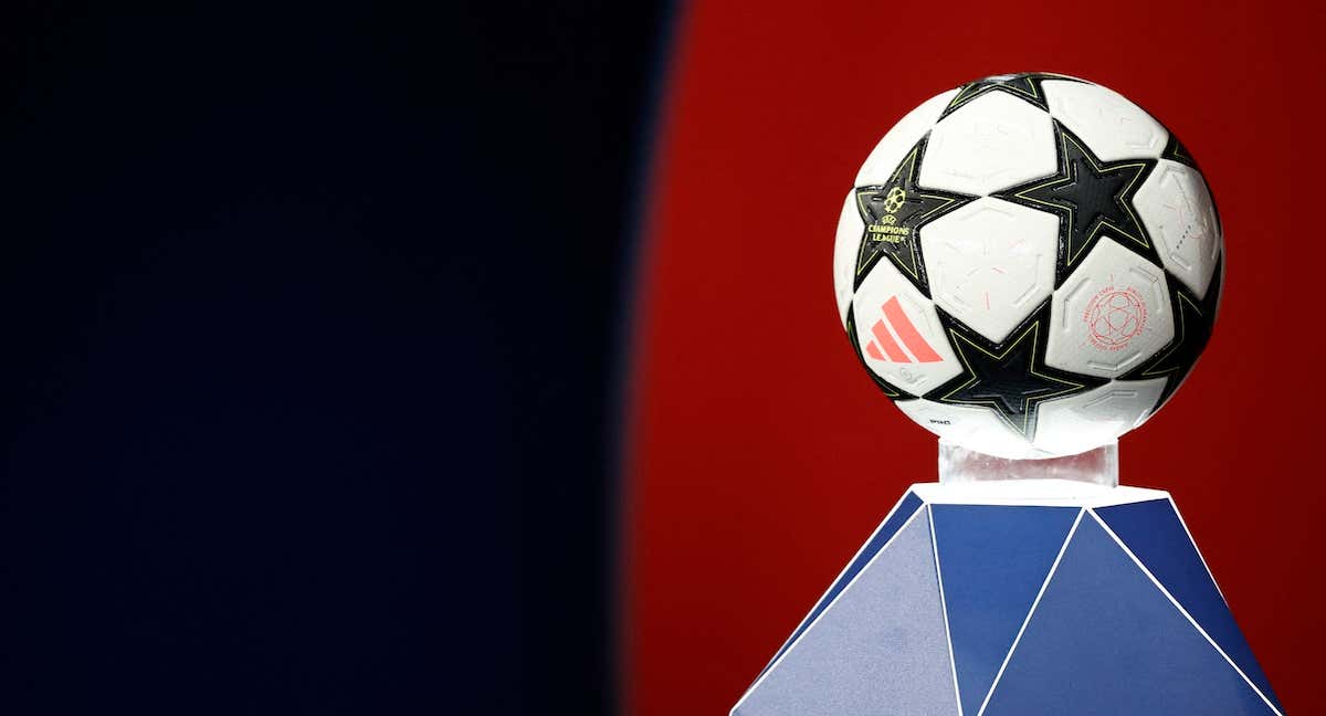 Un balón de la Champions League en una previa del partido./Reuters