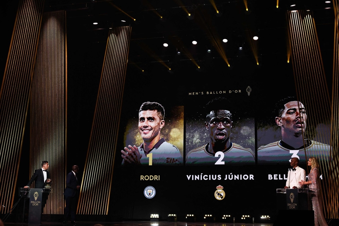 Rodri, en el escenario tras recibir el Balón de Oro.  AFP