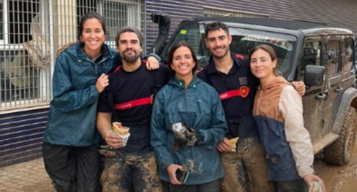 Cristina Gutiérrez, en el centro de la imagen, junto a sus amigos voluntarios./INSTAGRAM