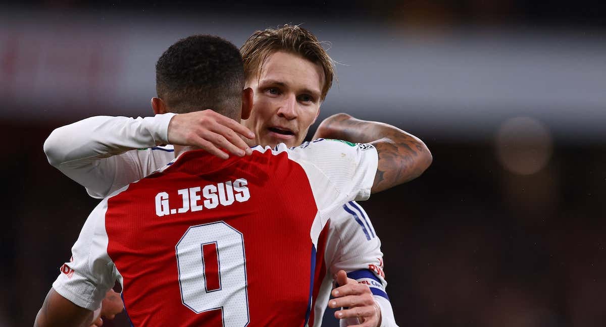 Martin Odegaard y Gabriel Jesus celebran un gol con el Arsenal./REUTERS
