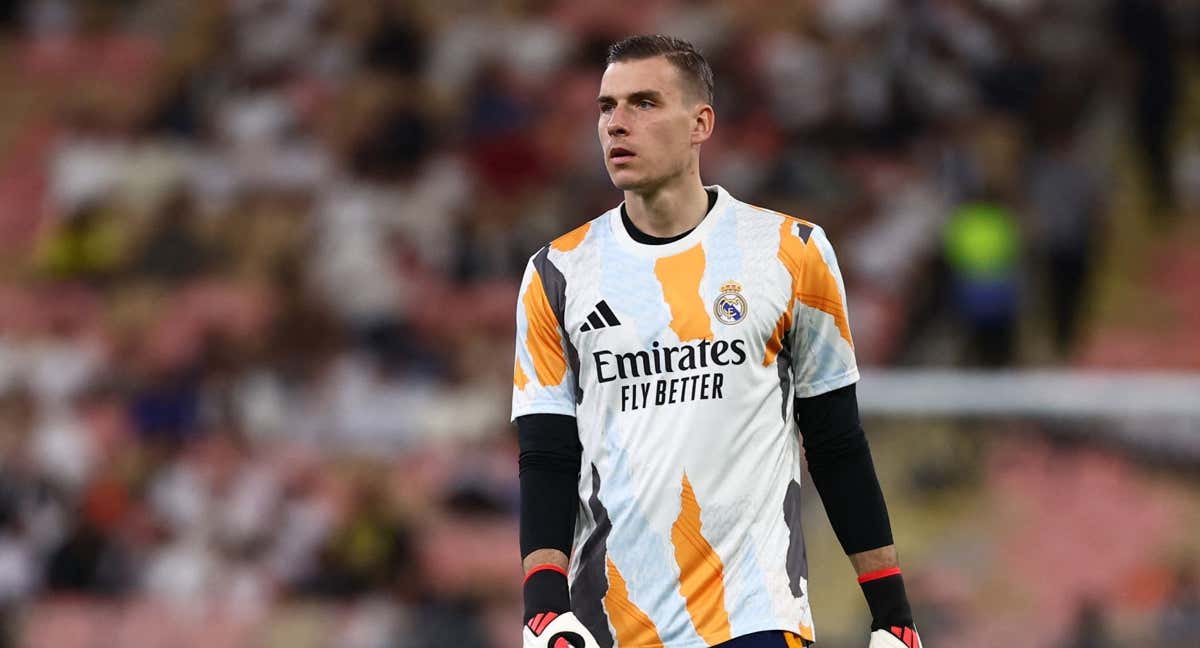 Lunin, en el calentamiento previo a la semifinal de la Supercopa contra el Mallorca. /REUTERS